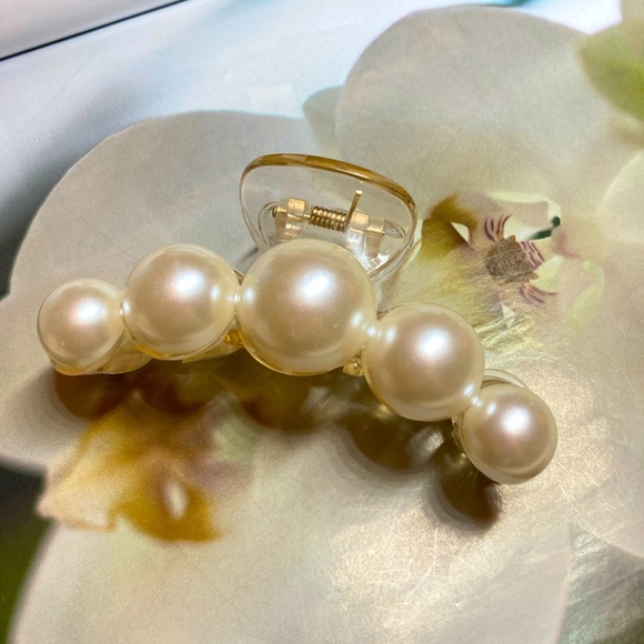 Big Pearl Acrylic Hair Claw Clip - Picture 4 of 5